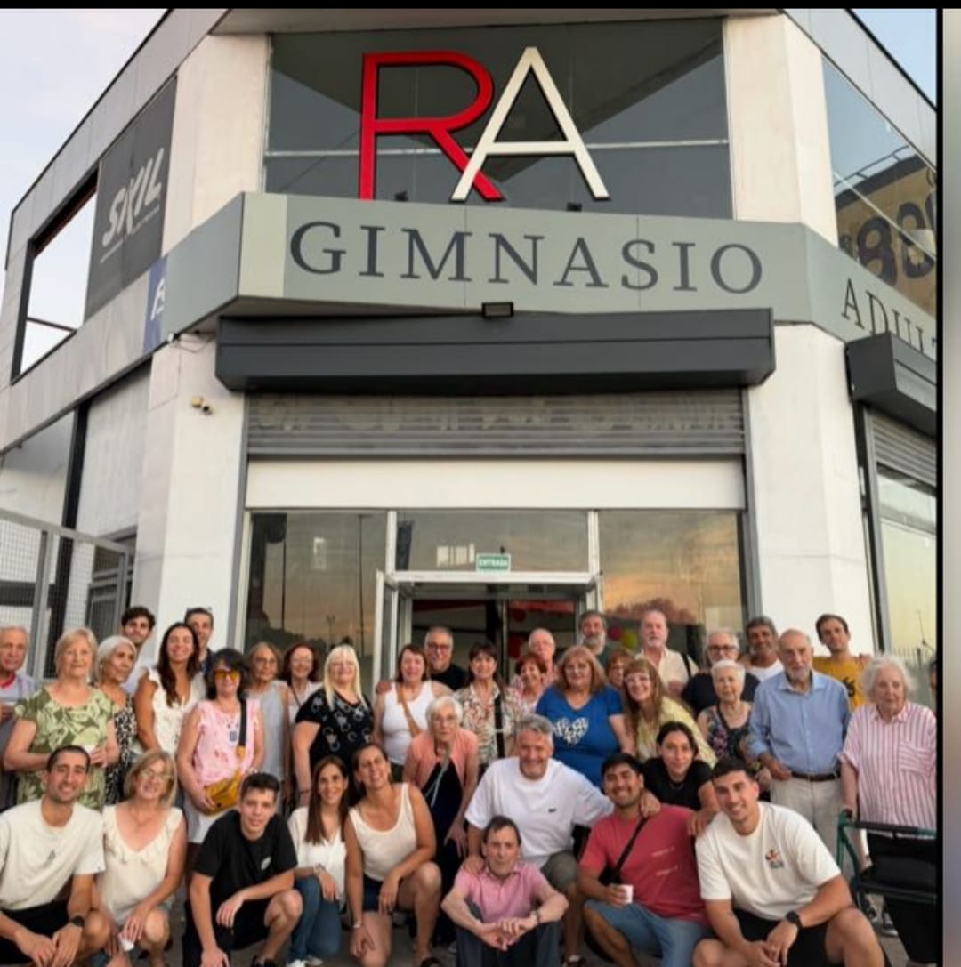 La comunidad de RA Gimnasio en la puerta de la sede